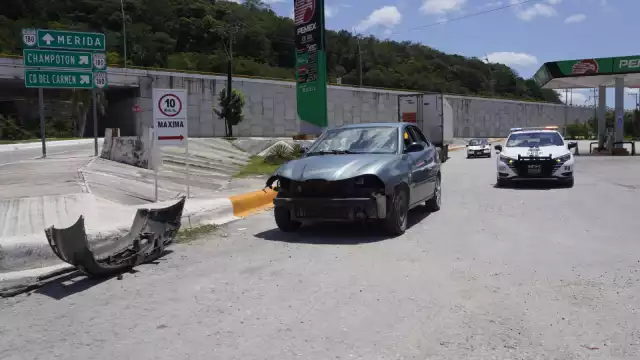 La pareja transitaba en preferencia sobre la avenida Costera cuando el auto les cerró el paso