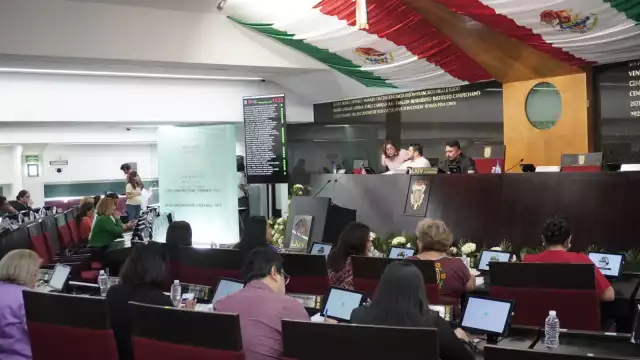Legisladores del Congreso del Estado durante la votación de las reformas constitucionales.