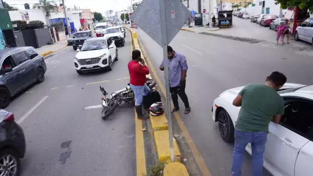 Un motociclista resultó herido tras ser embestido por un conductor distraído que no respetó el cambio de semáforo en la avenida Central.