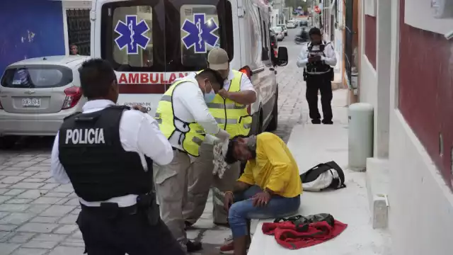 Los cuerpos de emergencia atendieron a los lesionados por la pelea.