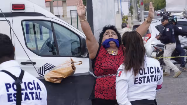 Se encadena y se amordaza: el drama de Sonia Cuevas por su expendio clausurado