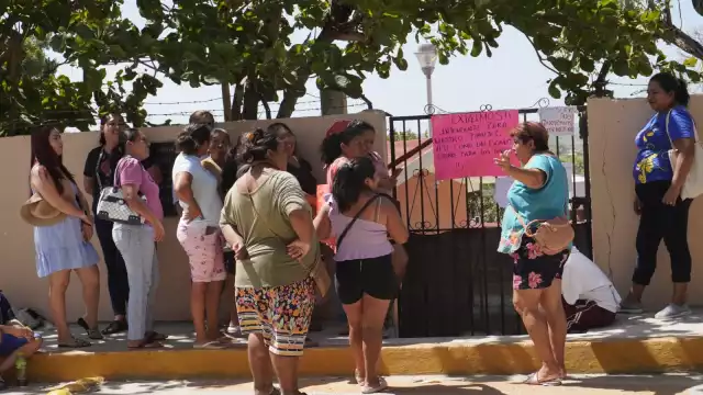 Dos planteles escolares quedaron sin concluir sus domos deportivos, afectando directamente a los estudiantes