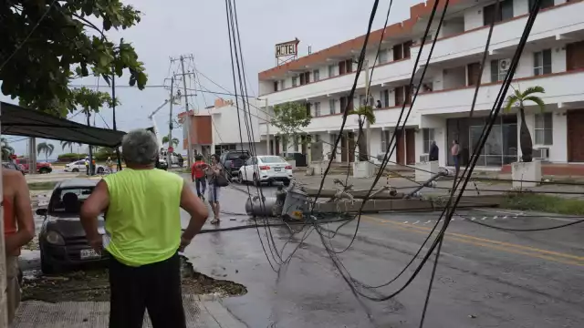 El incidente dejó un hombre lesionado, una mujer con crisis nerviosa y seis vehículos dañados.


