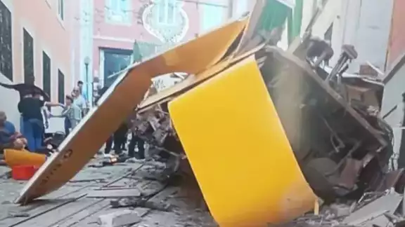 Confirman brutal descarrilamiento funicular en Lisboa; hay al menos 15 muertos Confirman brutal descarrilamiento funicular en Lisboa; hay al menos 15 muertos