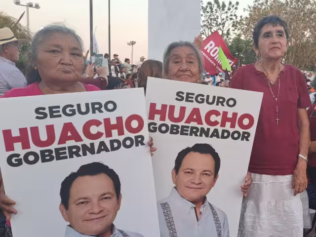 Simpatizantes de Joaquín Díaz Mena aguardan al candidato