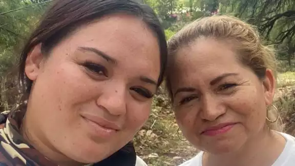 Milagros Flores junto a su madre, Ceci Flores Milagros Flores junto a su madre, Ceci Flores
