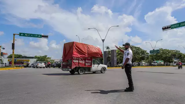 La suspensión de electricidad provocó caos vial por la falta de operación de semáforos.