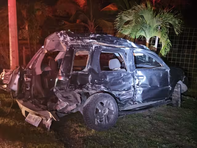 Fuerte accidente en Puerto Morelos deja dos personas muertas