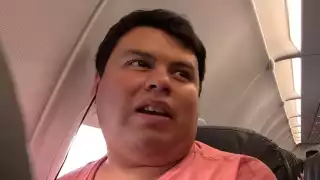 Primer viaje en avión de Martín Eastwood conmueve a usuarios en redes  