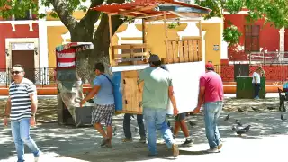 Artesanos de Campeche aceptan reubicación tras desalojo en el Parque Principal 