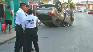 Mujer vuelca su camioneta tras chocar contra un auto estacionado en Fidel Velázquez, Campeche