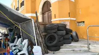 Bloquean entradas del Ayuntamiento de Campeche; extrabajadores exigen dialogo con Biby Rabelo