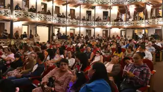 Gala Internacional de Circo deslumbra en el Teatro Francisco de Paula Toro en Campeche