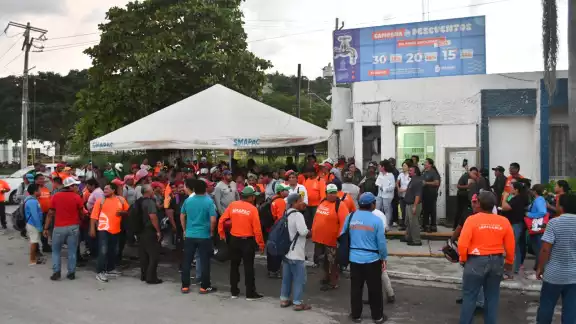 Trabajadores del Smapac protestan por no recibir beneficios del Issstecam pese a los descuentos en su nómina