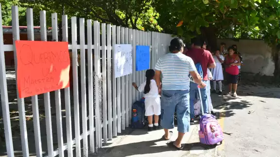 Padres toman escuela en protesta por ausencia de maestra