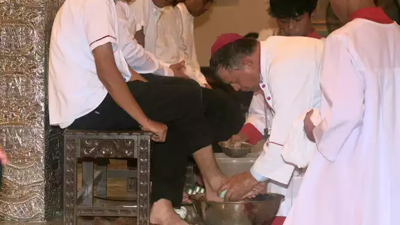 El Arzobispo lavó los pies de 12 personas, como símbolo de humildad y servicio, emulando el gesto de Jesús El Arzobispo lavó los pies de 12 personas, como símbolo de humildad y servicio, emulando el gesto de Jesús