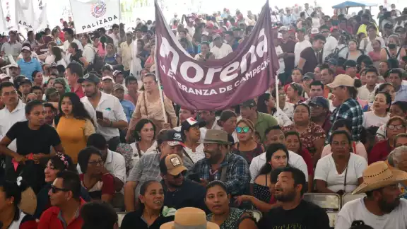 Simpatizantes y militantes de Morena, PT y PVEM esperan mitin político Simpatizantes y militantes de Morena, PT y PVEM esperan mitin político