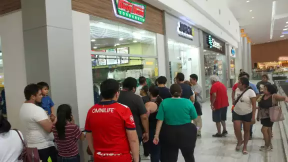 Largas filas se registraron al interior de las plazas, así como comercios Largas filas se registraron al interior de las plazas, así como comercios