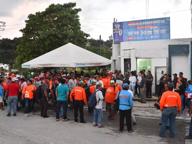 Trabajadores del Smapac protestan por no recibir beneficios del Issstecam pese a los descuentos en su nómina