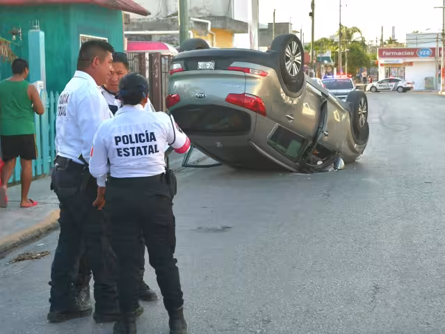 Una mujer perdió el control de su camioneta en la unidad habitacional Fidel Velázquez, volcándola tras colisionar con un vehículo estacionado