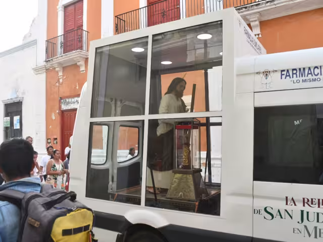 Fieles se congregan para venerar las reliquias de San Judas Tadeo en la Catedral de Campeche.