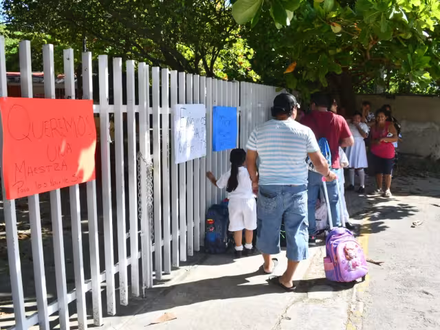 Padres toman escuela en protesta por ausencia de maestra