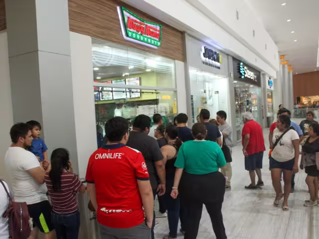 Largas filas se registraron al interior de las plazas, así como comercios