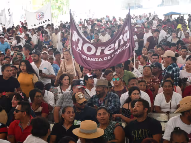 Simpatizantes y militantes de Morena, PT y PVEM esperan mitin político
