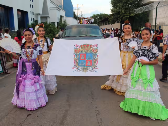 Durante el desfile participaron alrededor de 3 mil personas .