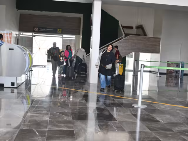 Funcionarios federales salieron por el hangar