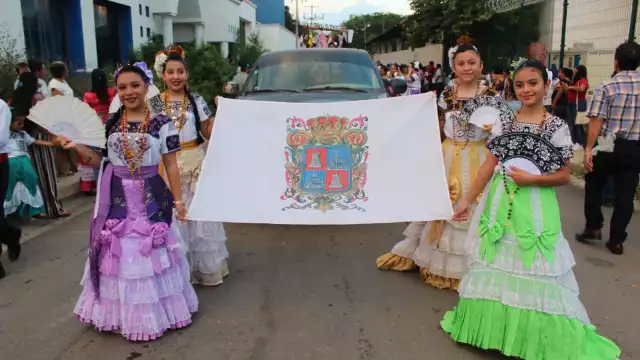 Durante el desfile participaron alrededor de 3 mil personas .