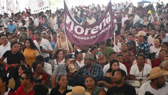Simpatizantes y militantes de Morena, PT y PVEM esperan mitin político