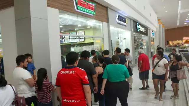 Largas filas se registraron al interior de las plazas, así como comercios