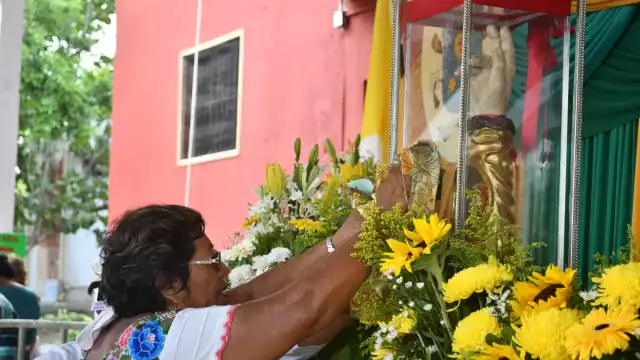 Venden souvenirs, alimentos y hasta la foto del recuerdo