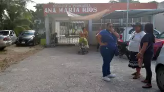 Continúan manifestaciones en primaria de Campeche por inconformidad con la directora