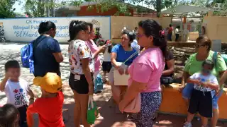 Padres de familia exigen restitución de maestra cesada en kínder de Campeche