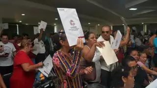 Entrega de 569 títulos de propiedad brinda certeza jurídica a familias campechanas