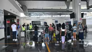 Funcionaria de Campeche se queja del calor en el aeropuerto 