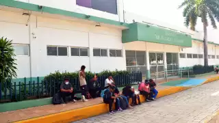 “¿Cuándo nos van a pagar y asegurar?”: Protestan trabajadores del hospital ‘Dr. Manuel Campos’ en Campeche 