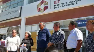 Taxistas de Campeche exigen al IET solucionar sellos de tarjetones para poder operar 