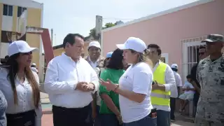 Joaquín Díaz Mena supervisa afectaciones en Sisal tras Huracán Milton y anuncia apoyo a puertos costeros 