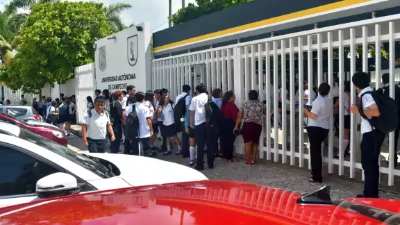 Miles de estudiantes de nivel medio superior en Campeche inician cursos de inducción del ciclo escolar 2025-2026. Miles de estudiantes de nivel medio superior en Campeche inician cursos de inducción del ciclo escolar 2025-2026.