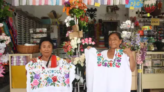 Doña Lucía Bass y Edelmira Pech obtienen ingresos de sus bordados Doña Lucía Bass y Edelmira Pech obtienen ingresos de sus bordados