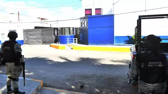 El presunto líder de sicarios, conocido como “Minimi”, fue detenido en la zona norte de la ciudad y presentado ante el juez de control El presunto líder de sicarios, conocido como “Minimi”, fue detenido en la zona norte de la ciudad y presentado ante el juez de control