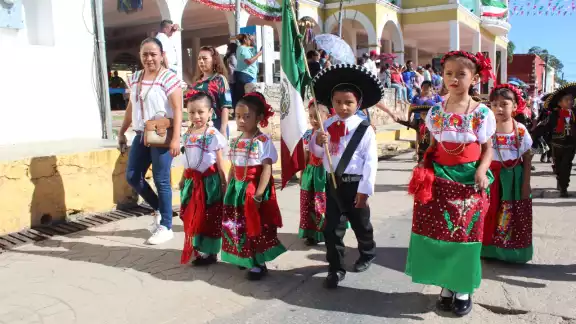 Más de 1,800 estudiantes participan en vistoso desfile patriótico en Hopelchén