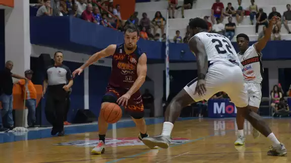 El Calor de Cancún dejó escapar la victoria en el último cuarto del partido. El Calor de Cancún dejó escapar la victoria en el último cuarto del partido.