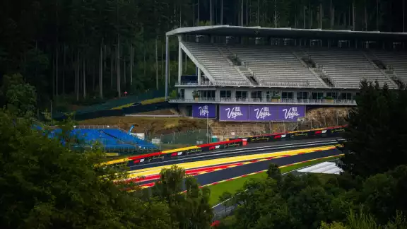Eau Rouge es una de las curvas más emblemáticas del circuito y de toda la Fórmula 1. Eau Rouge es una de las curvas más emblemáticas del circuito y de toda la Fórmula 1.