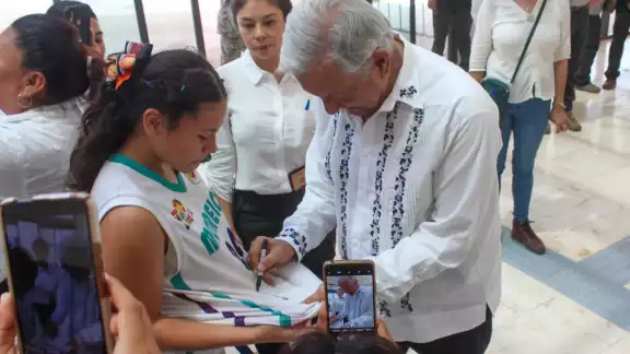 AMLO llega la estación del Tren Maya en Mérida
