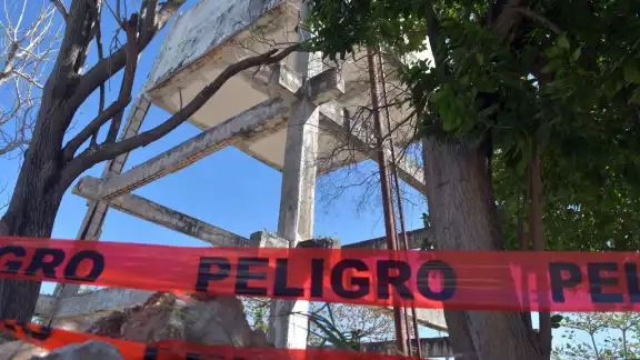 Vecinos exigen demolición urgente de tanque elevado en Colonial Campeche