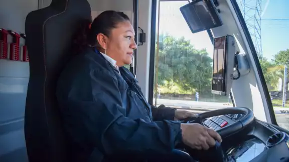 El programa no sólo otorga empleo digno y con un salario justo, sino que también capacita a las mujeres con herramientas y habilidades que van más allá de la conducción